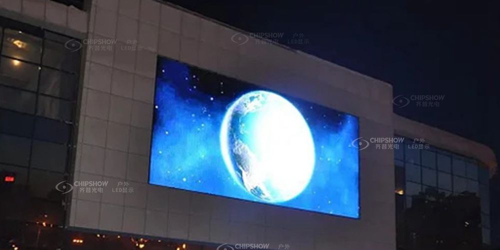 屋外の LED 広告スクリーン