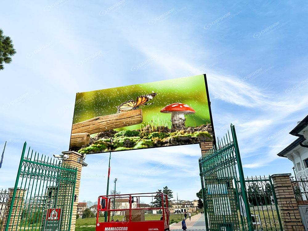 outdoor P3.91 advertising screenrental screen project located in a park in Italy