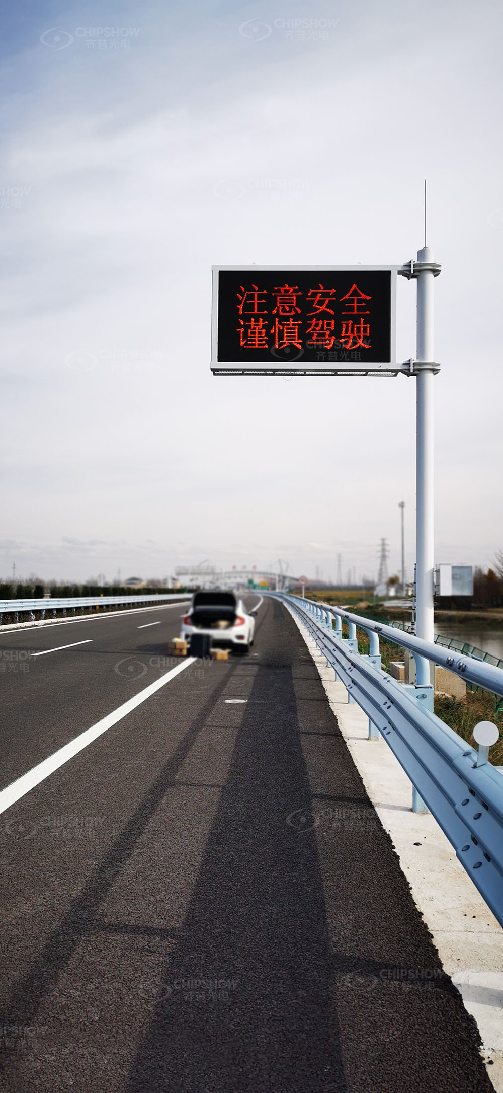 Highway gantry-mounted VMS with P16 LED display