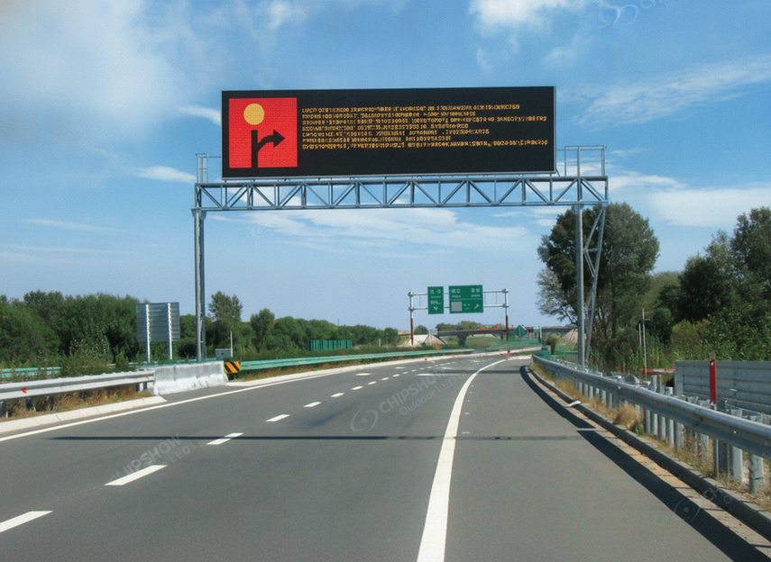 High-brightness gantry VMS on a highway approach
